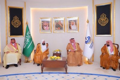 السديس يمنح “واس ـ والاخبارية “جائزة التميز الإعلامي لموسم الحج 