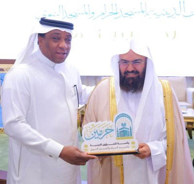معالي رئيس الشؤون الدينية للمسجد الحرام والمسجد النبوي يكرم الزميل هوساوي