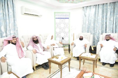 معالي رئيس الشؤون الدينية يزور شيخ قرّاء المسجد النبوي