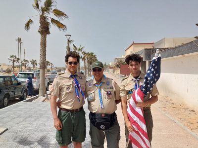 بدر زحزوحي وأبناؤه”.. حضور عائلي مميز يُجسد الأبوة والانتماء في مخيم الداخلة الكشفي الدولي
