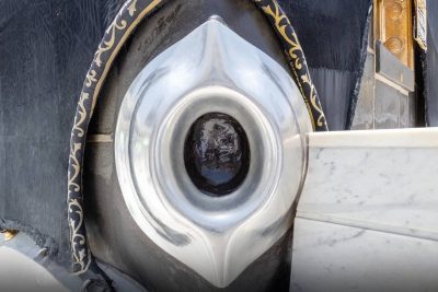 رئاسة الشؤون الدينية تحث المعتمرين على اتباع السنة في استلام الحجر الأسود