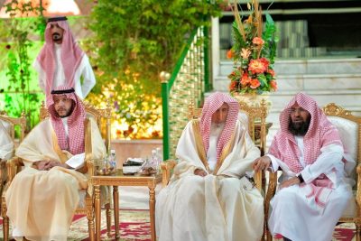 سماحة المفتي وسمو محافظ الطائف يجتمعان على مأدبة العشاء برعاية رئاسة الشؤون الدينية بالحرمين الشريفين