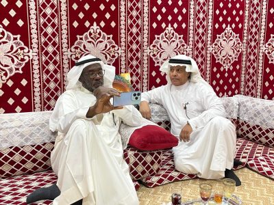 (الحدادي)  يحوّل جزءًا من بيته إلى مؤسسة إعلامية نابضة بالحياة