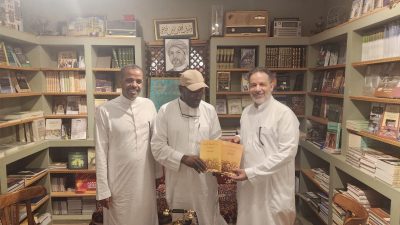  نسختا كتاب “رواد الكشافة العرب” اهداء  إلى متجر قبلة الدنيا بمكة