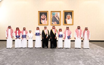 مُحافظ الطائف يُكرّم طلبة التعليم الفائزين بجائزة المواطنة المسؤولة وبرنامج “صيتاثون”
