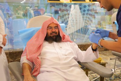 معالي رئيس الشؤون الدينية بالمسجد الحرام والمسجد النبوي يتبرع بالدم تفاعلا مع الحملة السنوية للتبرع