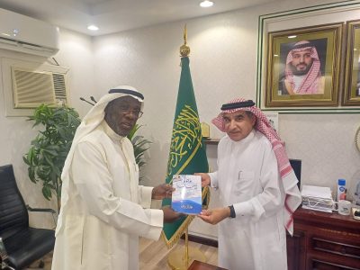 مدير فرع وزارة الإعلام بمكة يستقبل (برناوي) …  ويثمّن إهداءه كتاب “وجوه في الصحافة – سيرة ومسيرة