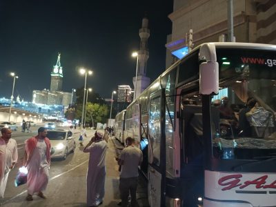  فوضى “الحافلات الفردية” تحاصر الحرم المكي وتشوّه مكانته