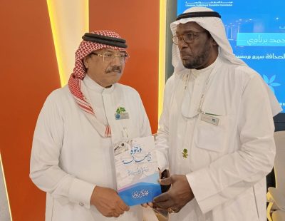 المستشار الدكتور محمد المنشِي يشرف توقيع كتاب “وجوه في الصحافة” ويقتني عدداً من نسخه