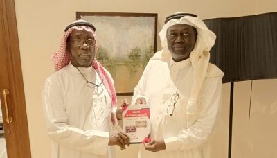  (برناوي) ..  يتسلم نسخة من كتاب «فريق التضامن الرياضي»