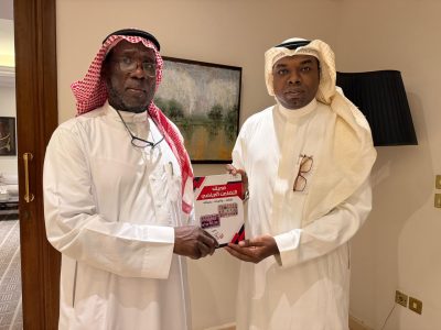 برناوي يهدي “ياسين” نسخة من كتابه عن تاريخ فريق التضامن الرياضي بمكة