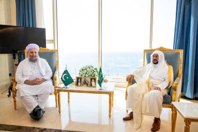 وزير الشؤون الإسلامية يلتقي عضو مجلس الشيوخ الباكستاني نور الحق قادري