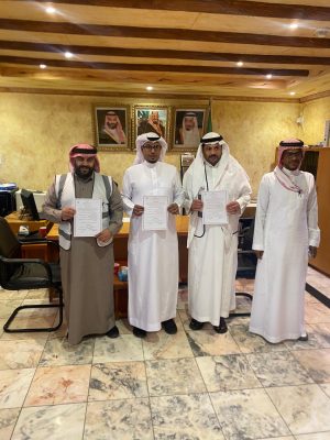 مدرسة عمرو بن العاص المتوسطة توقع عقد شراكة مجتمعية مع فريق صُنّاع الإيجابية التطوعي