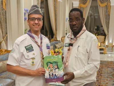  ( الأحمدي)  يهدي كتابه «جدّو عصام وعائلته الكشفية»  للرائد الكشفي محمد برناوي