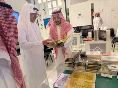 سفير خادم الحرمين الشريفين لدى دولة الكويت يزور ركن الشؤون الإسلامية بمعرض الكتاب الدولي في الكويت