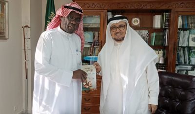 برناوي يُهدي إصداراته لرئيس مجلس إدارة جمعية مكة الخيرية  (قاضي)