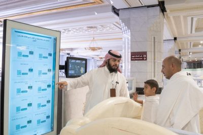 شاشات تفاعلية في المسجد الحرام والمسجد النبوي ” محتوى شرعي موثوق بعدة لغات “