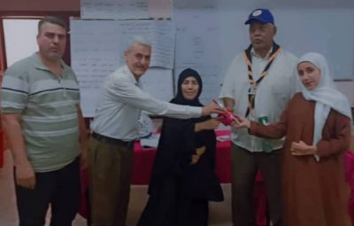 رئيس مجلس الاباء بمدرسة الفقيد المحلوي يكرم رئيسة المجلس الطلابي بالمدرسة في عدن