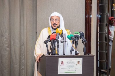 وزير الشؤون الإسلامية يدشن برامج خادم الحرمين الشريفين لتوزيع المصاحف والتمور وتفطير الصائمين