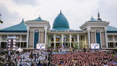 أكثر من 21500 ألف صائم يجتمعون في الجامع الأكبر بسورابايا