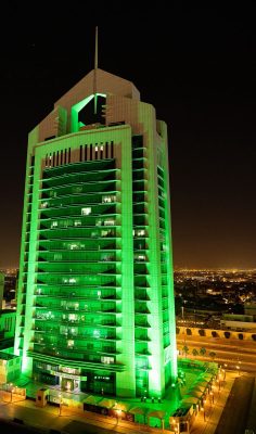 تصوير جوي لبرج وزارة الشؤون الإسلامية يتوشّح بالأخضر احتفاءً بيوم التأسيس