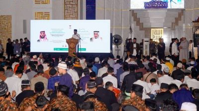 في مشهدٍ رمضاني مهيب (7500) صائم في مسجد 99 قبة بمدينة ماكاسار الإندونيسية