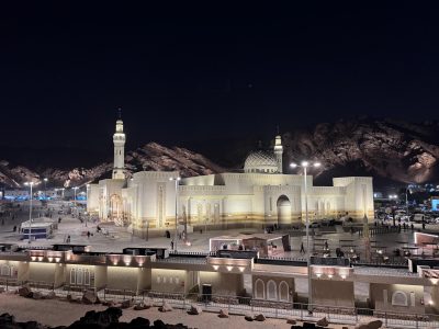 “الشؤون الإسلامية” تحسّن الإضاءة في عدد من مساجد المدينة المنورة