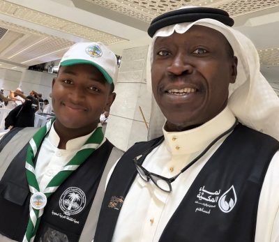 صورة تختصر الحكاية… حين يلتقي الابن برفيق والده في خدمة ضيوف الرحمن