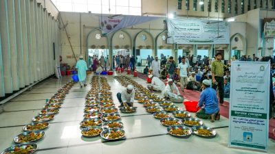 موائد برنامج خادم الحرمين الشريفين أكثر من 3000 آلاف صائم في جامع “بيت المكرم” بدكا