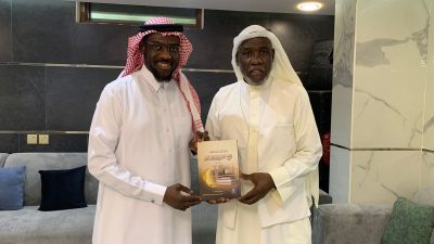 (هوساوي)  يقدم نسخه من كتابة ” ومضات من حياة والدي الشيخ عمر بن موسى هوساوي لرئيس التحرير(برناوي)