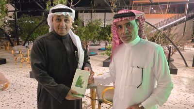  فرع هيئة الصحفيين بمكة يواصل إهداء ضيوفه عطراً حصرياً يعكس هويته