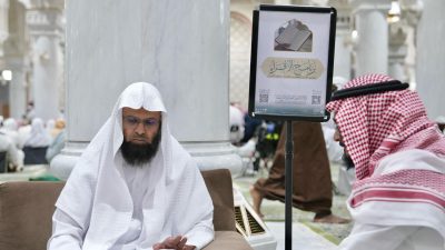 أئمة الحرمين الشريفين يشاركون في برنامج الإقراء للحلقات القرآنية بالمسجد الحرام