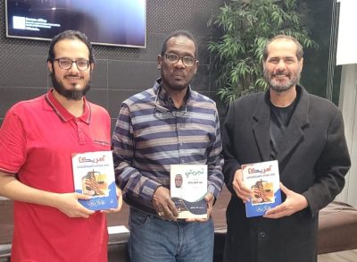 (برناوي) يُهدي كتابيه “أمريكا في ميزان المتناقضات” و “تجربتي في بلاد العم سام” (للرشيدي) و ، (الوقيصي)