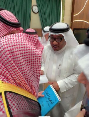 هوساوي،يقدم لمعالي رئيس الشؤون الدينية نسخاً من كتبه