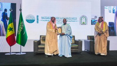 وزير التربية الوطنية في السنغال يمنح وزير الشؤون الإسلامية وسام الشرف الوطني للتربية والتعليم