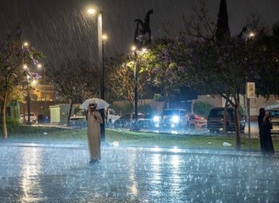 الأمطار الغزيرة والبروق ترسم مشاهد جمالية في عسير