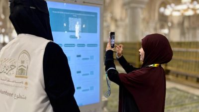 الفرق التطوعية برئاسة الشؤون الدينية تباشر أعمالها الميدانية لخدمة القاصدات بالمسجد الحرام