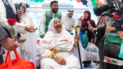 وصول الفوج الأول من حجاج فلسطين إلى مكة المكرمة ورحلات استقبلتهم بالورود