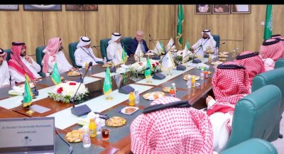 خلال استقبل وفد الشركة برئاسة د. داريل كلارك .. رئيس “بلدية المويه” يوقع عقدًا استثماري لإنشاء قرية سكنية ومبادرات مجتمعية مع شركة معادن