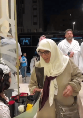 بالفيديو.. أطفال مكة يستقبلون ضيوف الرحمن بالورود