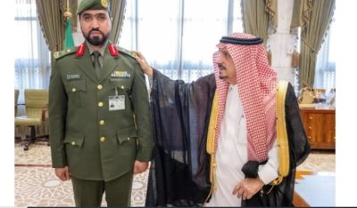 أمير منطقة الرياض يقلد مدير جوازات المنطقة رتبته الجديدة