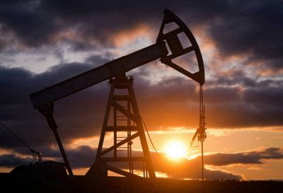 انخفاض أسعار النفط بشكل طفيف مع تراجع المخاوف بشأن الإمدادات