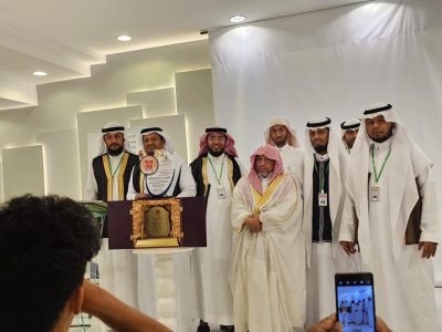 طلاب يكرمون معلهم بعد نصف قرن في تعليم القرآن الكريم بمساجد العاصمة المقدسة