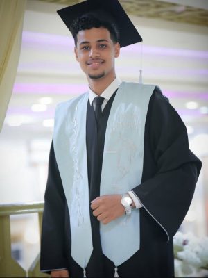 عبد الله باجندوح يحصل على البكالوريوس في المختبرات الطبية من جامعة حضرموت