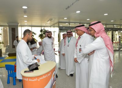 بمناسبة اليوم العالمي للطفل مستشفى الملك فهد الجامعي بالخبر يفعّل حملة “نبدأها بخفّة”