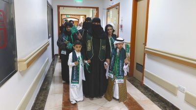 بمناسبة اليوم الوطني السعودي 95 … أبناء وبنات مجمع الأمير سلطان للتأهيل يزورون مرضى مجمع الدمام الطبي