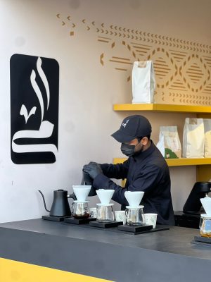 القهوة والبشت: أيقونةُ تراثٍ تُروى ببطءٍ، وحكايةُ أرضٍ تَنبضُ بالوفاءِ