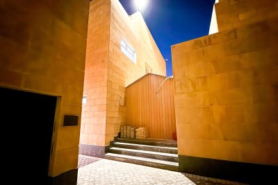 وزارة الشؤون الإسلامية ترصد تعديًا من مدرسة تابعة لجمعية خيرية بالرياض بتشغيل مرافقها على كهرباء المسجد والاستيلاء على ممر تابع له