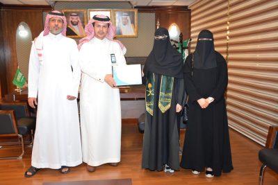 نيابة عن وزير التعليم .. مدير تعليم الأحساء يكرم الطالبة الفائزة ببرونزية المعرض الدولي للاختراعات