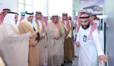 سمو الأمير سعود بن طلال يدشّن أول حافلة تعمل بالهيدروجين في المملكة بمحافظة الأحساء